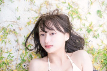 日向坂46・影山優佳、砂浜で抜群の透明感!写真集ポストカード 画像