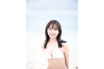 日向坂46・影山優佳、明るいイメージが際立つ白水着カット公開!1st写真集特典ポストカード 画像