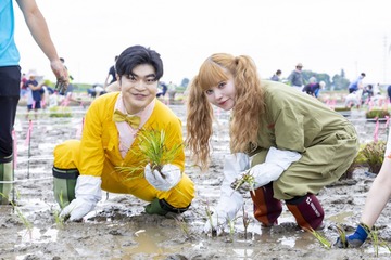 世界最大の田んぼアートイベントに加藤諒&益若つばさが登場!映画『翔んで埼玉』続編を泥まみれで宣伝 画像