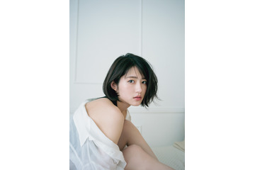 若月佑美、初フォトエッセイ発売日に美肌露出の厳選カットが公開に! 画像