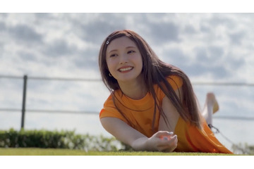 安斉かれん、8月発売の1st写真集から笑顔で芝生に寝そべるオフショット公開! 画像