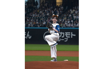 山田杏奈、きつね耳を付けて始球式に登場!ノーバンならずも「鍛えておきます!」 画像