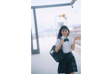 日向坂46・上村ひなの、ファースト写真集9月12日発売!「キラキラを感じて」 画像