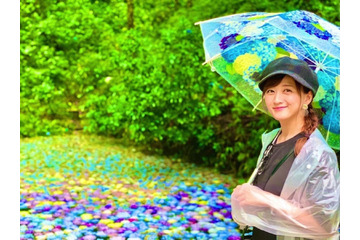 小松彩夏、紫陽花が浮かぶ美しい池での笑顔ショットを公開 画像