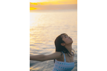 大人な表情の肌見せ!日向坂46・上村ひなのソロ写真集から先行カット 画像