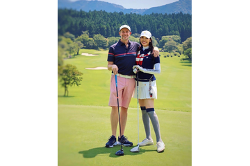 アンミカ、夏のバカンスで夫とラブラブゴルフ！手つなぎラウンドの後ろ姿公開 画像