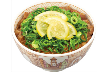 岩塩ガーリックと砂糖漬レモンが爽やか！すき家「ねぎ塩レモン牛丼」を今年も販売 画像