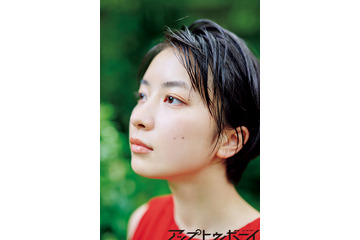 注目の新人女優・藤﨑ゆみあ、グラビアで魅せる神秘的な横顔&等身大の笑顔 画像