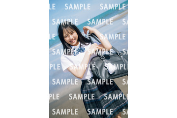 ⽇向坂46・上村ひなの、1st写真集の特典ポストカードより海辺での爽やかな制服カット解禁! 画像