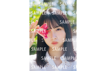 ⽇向坂46・上村ひなの、ハイビスカスが似合う美少女カット解禁! 画像