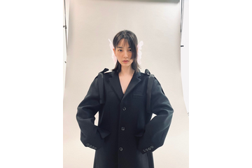のん、耳元に大きな羽&ブラック衣装に身をまとった2023年カレンダー撮影オフショに歓喜の声 画像