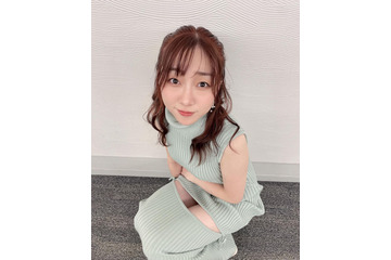 須田亜香里、体にぴったりのニットワンピで太ももチラリ! 画像