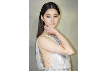 新木優子、ミニスカ私服で太ももあらわな美脚披露!「すごく清楚」「こんなコーデ最高」 画像