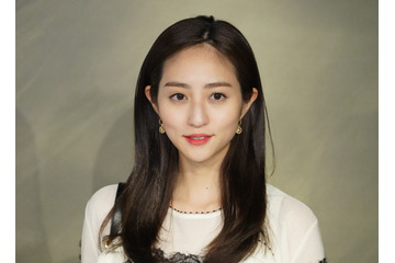 堀田茜、ボディラインあらわに！セクシーなオリーブ色のドレス姿披露 画像