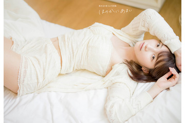声優・黒木ほの香、1st写真集タイトルは『ほのかにあまい』 ベッドでの寝転び“すっぴん”カット解禁 画像
