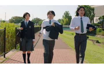 神木隆之介&中川大志、松本穂香をワークアウトに誘うも......au“意識高すぎ!高杉くん”新CM 画像