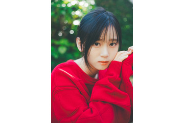 櫻坂46・山下瞳月、初のソロ表紙!グラビアでは多彩な表情も 画像
