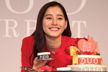 新木優子、真っ赤なドレスで会場を魅了…サプライズケーキに満面の笑み 画像