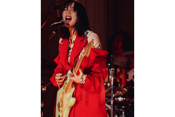 のん、真っ赤な衣装で熱唱!ライブSHOTを複数公開 画像