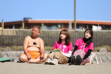 堀未央奈、出川哲朗・秋元真夏との3ショット公開!番組ロケでサザンゆかりの地へ 画像