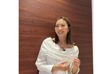 再婚の新山千春、オフショルダーブラウス&スラっとパンツコーデで幸せオーラ溢れる姿披露 画像