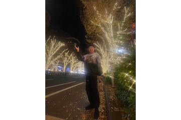 美川憲一、Xmasイルミをバックに全身ショット「綺麗な物に目がない美川よ~」 画像