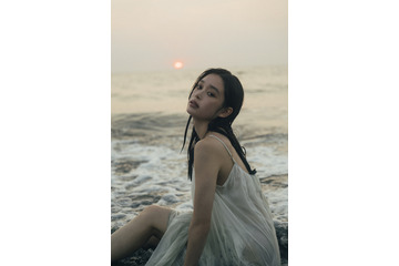 髙石あかり、ノスタルジックな白ワンピ姿を披露　自身初の写真集発売 画像