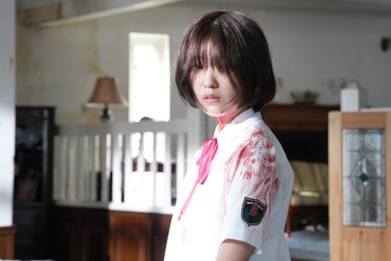 WOWOWドラマ『坂の上の赤い屋根』に工藤美桜、出演決定！ 血まみれの制服ビジュアルも解禁 画像