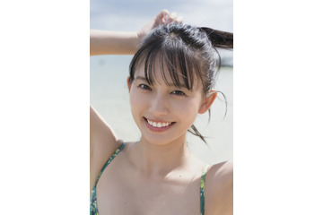志田音々が弾けるような笑顔!爽やかな水着姿も披露 画像