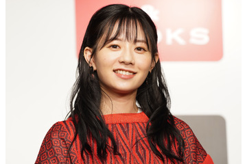 伊藤萌々香、自身初のカレンダーは「全部のページがお気に入り」 画像