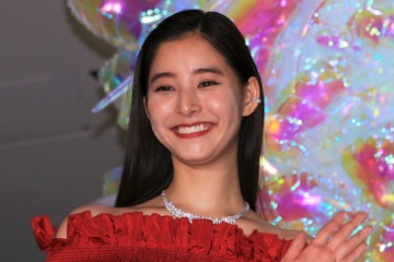 新木優子、シックな肩出しドレスで妖艶な魅力「完璧美女」「美を隠しきれない」 画像