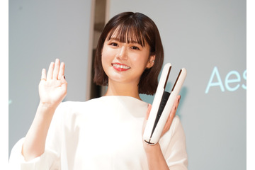 井口綾子、思わず見とれる美背中!大胆に開いた白ドレス姿披露 画像