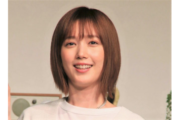 黒タイツに包まれた美脚すらり!本田翼のミニ丈ワンピSHOTにファン骨抜き 画像