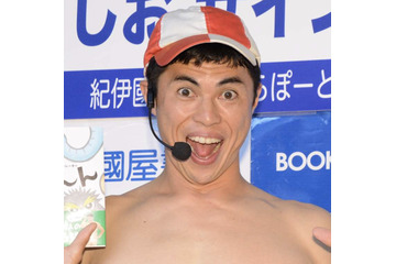 「骨折おっぱっぴー!」小島よしお、SNSで右足骨折を報告 画像