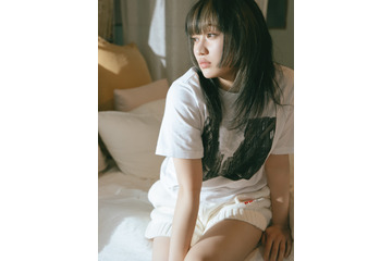 アンジュルム佐々木莉佳子、写真集のイベント開催&新たなカット解禁! まどろみ姿から「あ~ん」ショットまで 画像