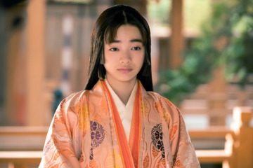 NHK大河ドラマ『光る君へ』出演の見上愛、木村達成の役衣装姿が公開 画像