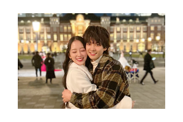 堀未央奈、ほろ酔いのまま年下夫と人目気にせず“駅前ハグ” 画像