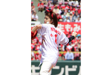 神田愛花、初の始球式で見事なノーバウンド投球! 画像
