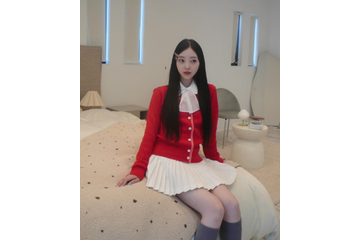 堀未央奈、ハイソックスに白のプリーツスカートが似合いすぎ! 画像