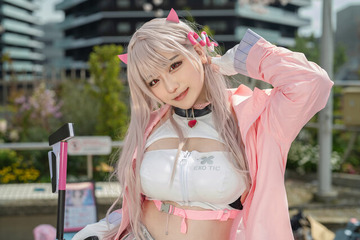 “ヘソ出しミニスカ”コーデが艶やか!魅惑的な表情のキャラ寄せ力がすごい『NIKKE』バイパー・美女レイヤー“橘あさひ” 画像
