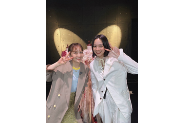 のん、ももいろクローバーZ・百田夏菜子との仲良しピースショット公開　 画像