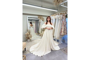 小松彩夏、ウエディングドレス姿に…！美デコルテ際立つショット公開 画像