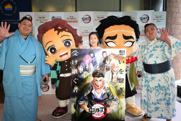 二子山部屋の力士が「鬼滅の刃」岩柱の岩押し修業に挑戦! 画像