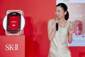永野芽郁、白ドレス纏い透明感のある美肌披露 画像