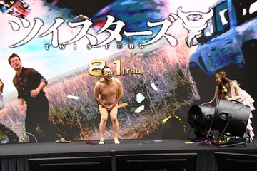 とにかく明るい安村、強風でパンツ一枚に......映画『ツイスターズ』クイズで罰ゲーム!? 画像