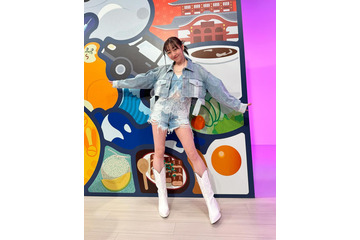 須田亜香里、超ミニ丈デニムで太もも限界露出!「攻めますねぇ」「最高じゃないですか!」 画像