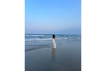 桜井日奈子、『10周年記念写真集』からビーチでの1枚!衣装がなびく美しい後ろ姿披露 画像