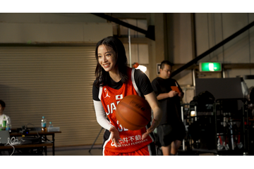 広瀬すず、新CMで得意のバスケを披露！華麗なボールさばきに注目 画像