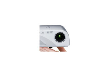 はがきサイズのコンパクトボディで80V型の画面が投影できるLEDプロジェクター 画像