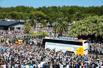 日向坂46、「ひなたフェス」パレードはバスの上から挨拶! 画像